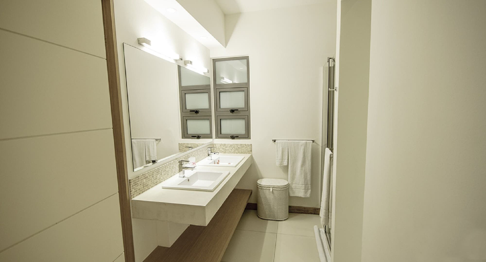 Bathroom, Cap Ouest by Dream Escapes, Black River