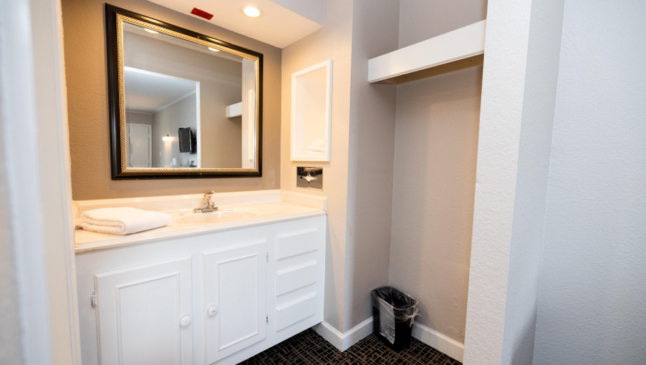 Bathroom 4, Magnuson Hotel Virginia Beach, Virginia Beach