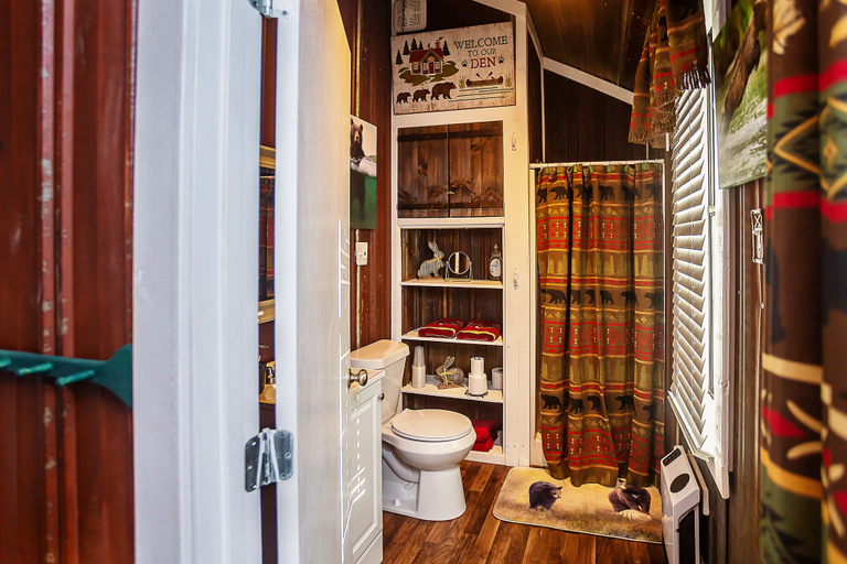 Bathroom 4, Yowie Cabin, Polk