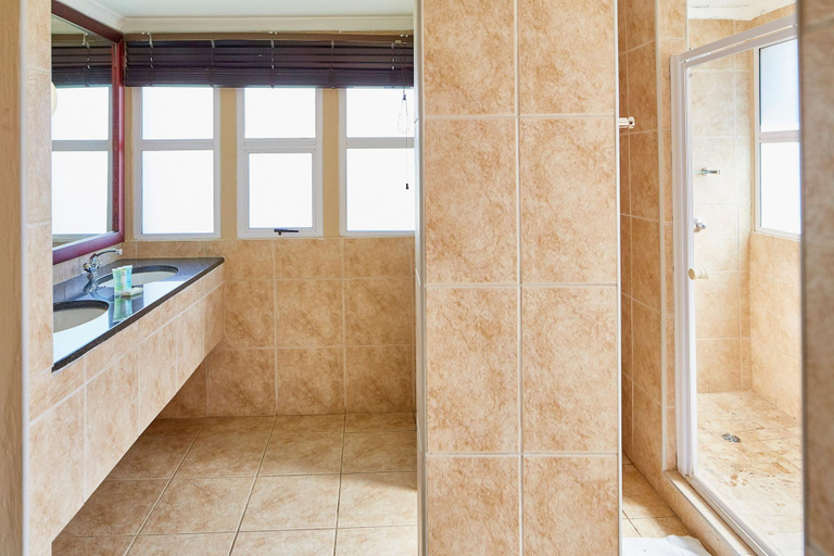 Bathroom 4, First Group Midlands Saddle and Trout, Umgungundlovu