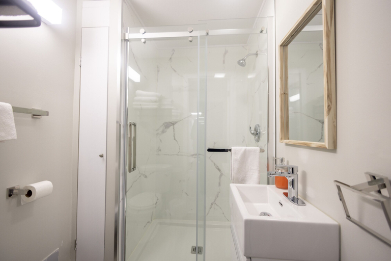 Bathroom 2, Le Centre-Ville, Rouyn-Noranda
