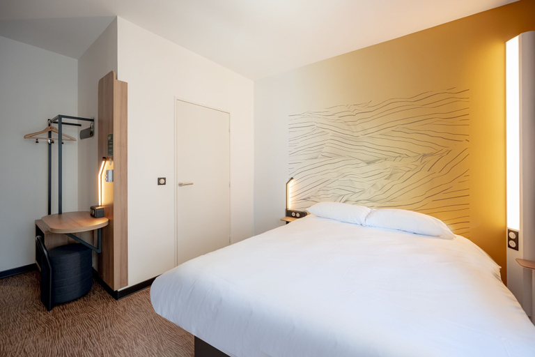 Bedroom 3, B&B HOTEL Toulon Centre Gare, Var
