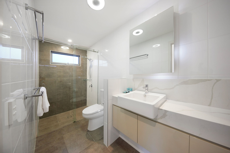 Bathroom 5, Brisbane Holiday Village, Eight Mile Plains