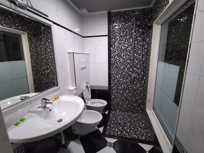 Bathroom 5, Hotel Kastria, Tiranës