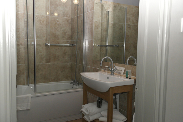 Bathroom 5, Wards Hotel, Kent
