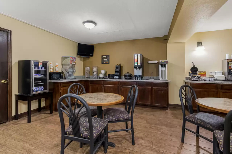 Food & Drinks 5, Econo Lodge Inn & Suites Yankton, Yankton