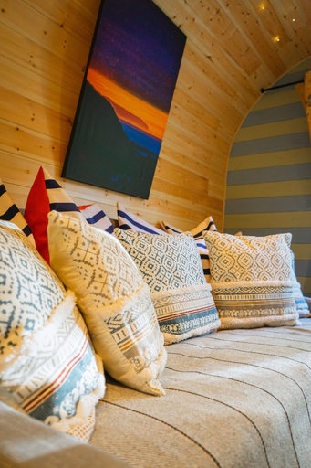 Bedroom 2, Emlyn's Coppice - Woodland Glamping, Flintshire