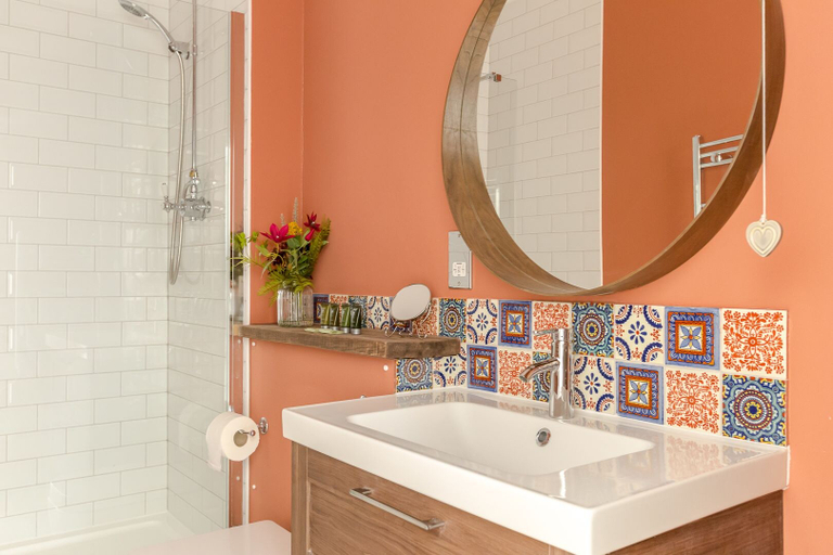 Bathroom 3, Bright Two BR Period Apartment in Whitechapel, London