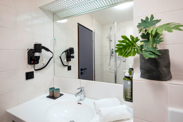 Bathroom 10