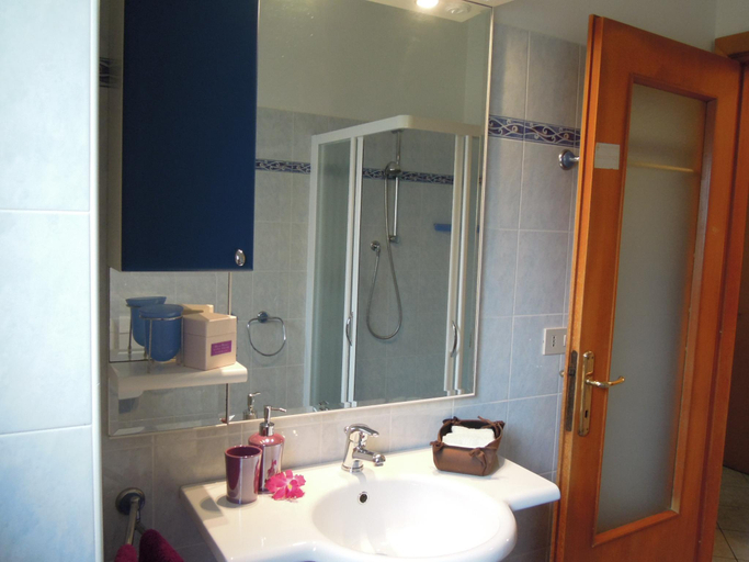 Bathroom 2, Sea-front Apartment in an excellent position in Bibione - By Beahost Rentals, Venezia