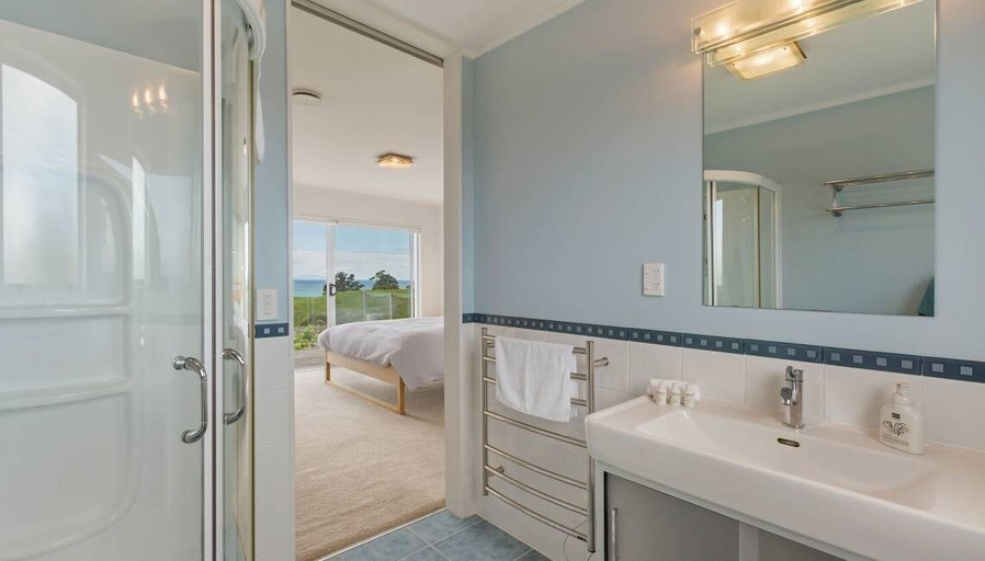 Bathroom 3, Palm Ridge - near Onetangi & Palm Beach, Auckland
