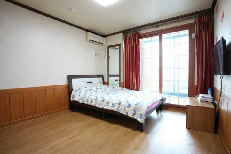 Bedroom 2, Daebudo (Yeongheungdo) 25 Hours Pension, Ongjin