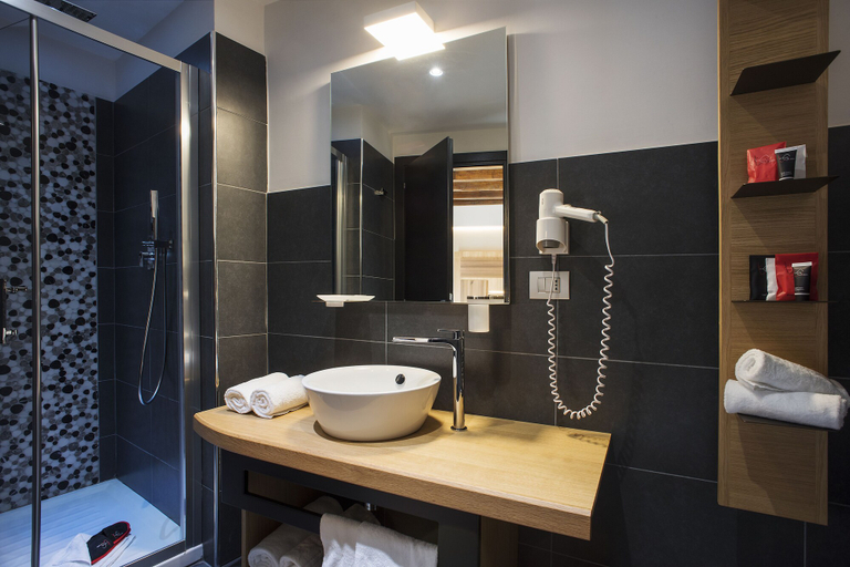 Bathroom 5, Hotel Trevi - Gruppo Trevi Hotels, Roma