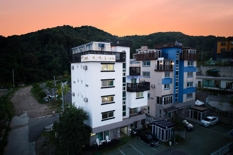 Exterior & Views