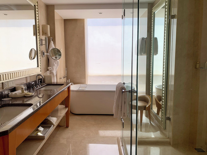 Bathroom 5, Four Seasons Hotel Mumbai, Mumbai City