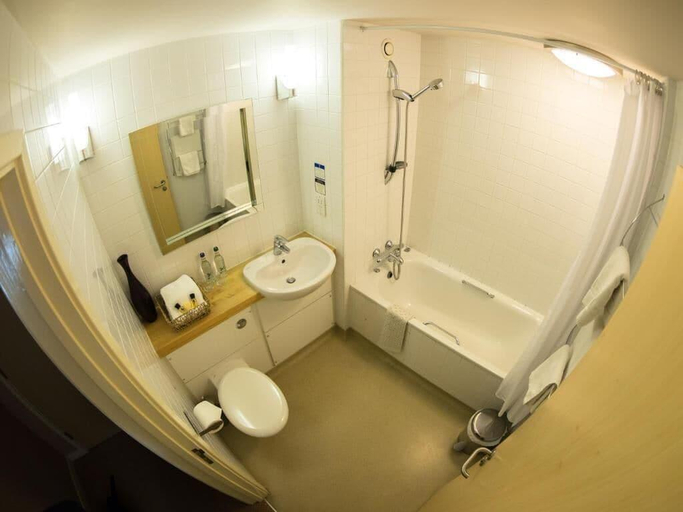 Bathroom 4, The World s End , Northamptonshire