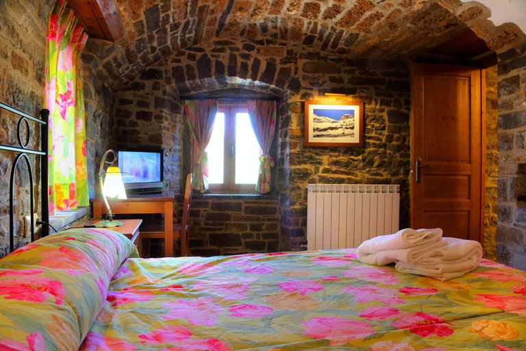Bedroom 2, Casas Pirineo Aínsa: Pool & Garden, Huesca