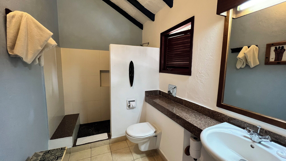 Bathroom 5, Pinewood Beach Resort and Spa, Msambweni
