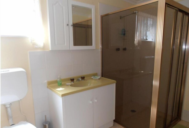 Bathroom, Lilly May Cottage, Broken Hill