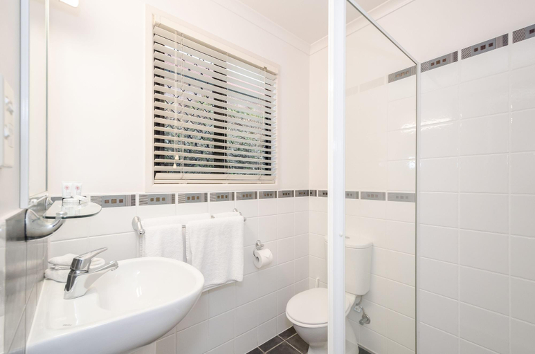 Bathroom 4, Central Studio Accommodation, Gladstone