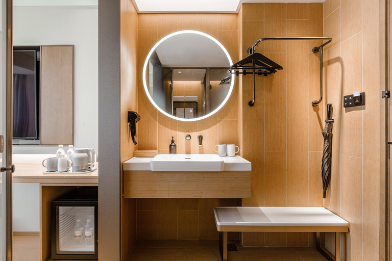 Bathroom 5, Ji Hotel (Shanghai Lujiabang Road Metro Station), Shanghai