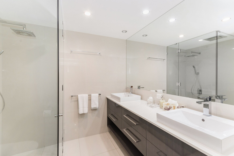 Bathroom 4, Luxury Pool Side Apartment in Beachfront Resort, Cairns