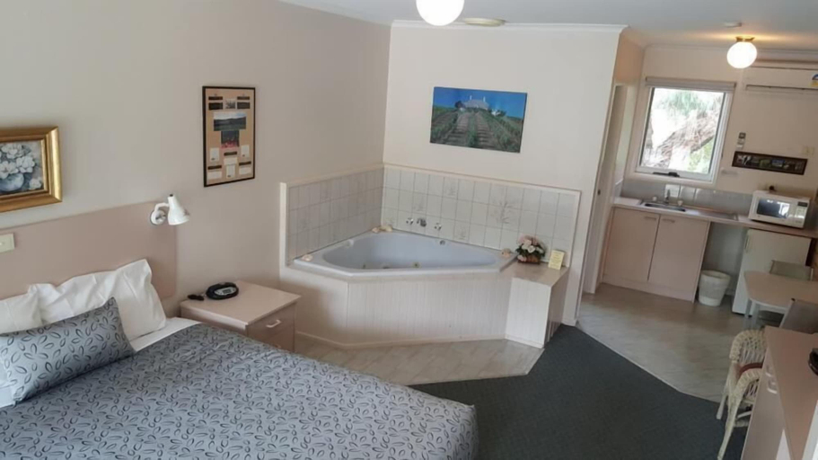 Bedroom 2, Balnarring Village Motor Inn, Melbourne
