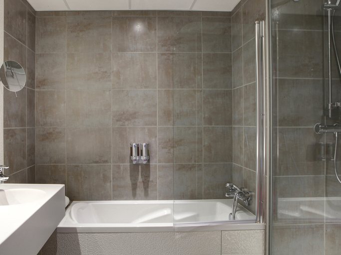 Bathroom 4, ibis Styles Montargis Arboria, Loiret