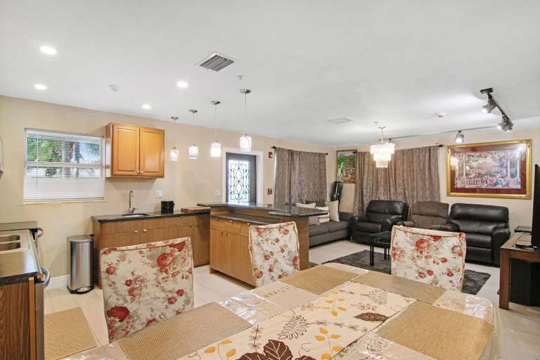 Others 5, Serenity Palm Perfect Stay for Groups!, Palm Beach