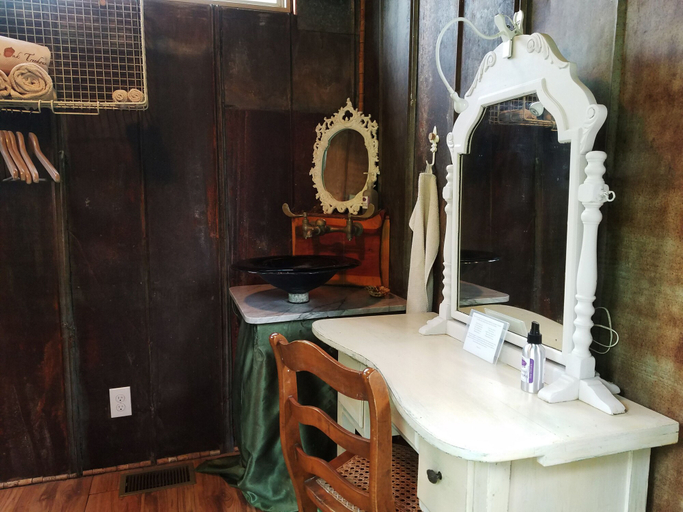 Bathroom, Savannah's Meadow, Hunt