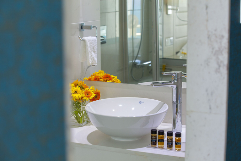 Bathroom 5, King Evelthon Beach Hotel & Resort