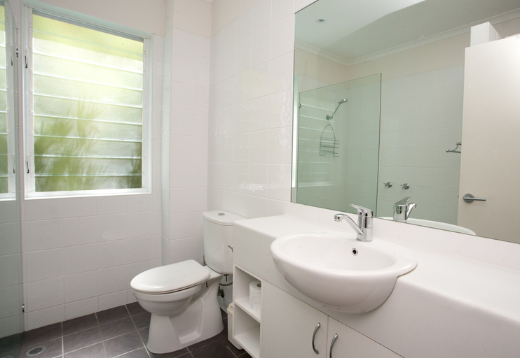 Bathroom 5, Coral Sea Villas Hotel, Douglas