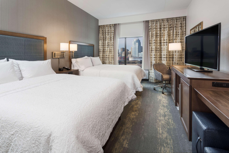 Bedroom 3, Hampton Inn & Suites Newport/Cincinnati, Campbell