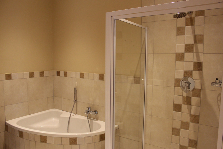 Bathroom 5, Nauntons Guest House, Uthukela