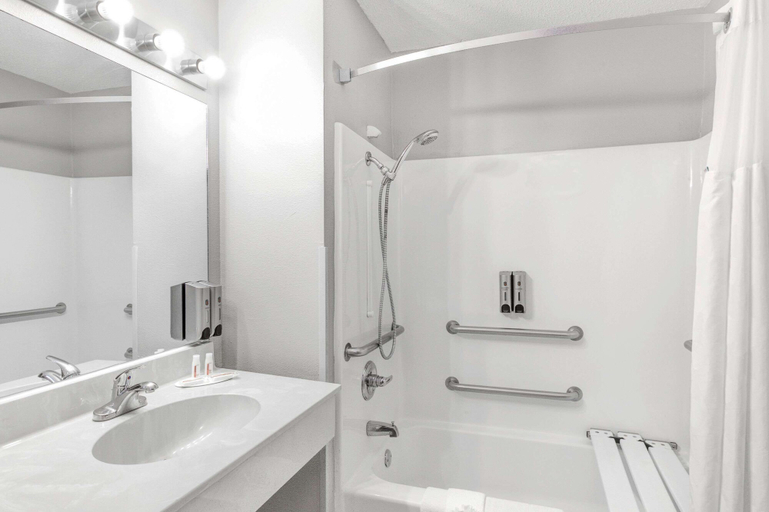 Bathroom 4, Super 8 by Wyndham Victoria/North/Mall Area, Victoria