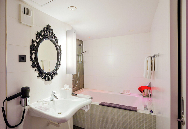 Bathroom 4, Bohem Art Hotel, Budapesti