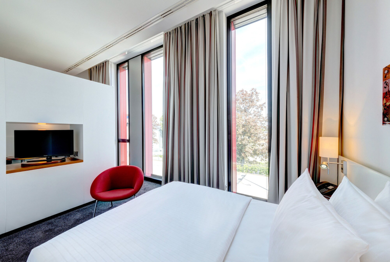 Bedroom 5, Hilton Garden Inn Stuttgart Neckar Park, Stuttgart