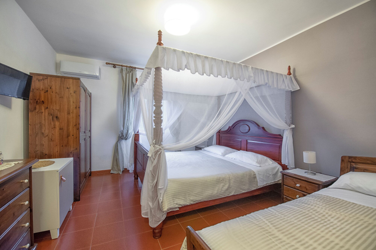 Bedroom 2, Villapiana Country Resort, Salerno