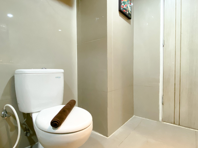 Bathroom 5, Cozy and Nice Studio at Azalea Suites Apartment By Travelio, Cikarang