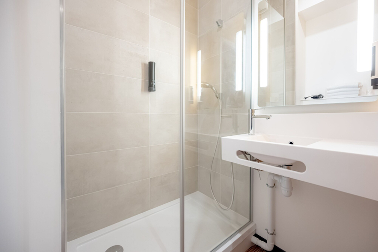 Bathroom 4, B&B HOTEL Toulon Centre Gare, Var