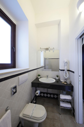 Bathroom 5, Casal Sikelio, Syracuse