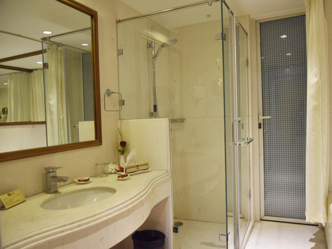 Bathroom 5, Hotel De Sovrani, North 24 Parganas