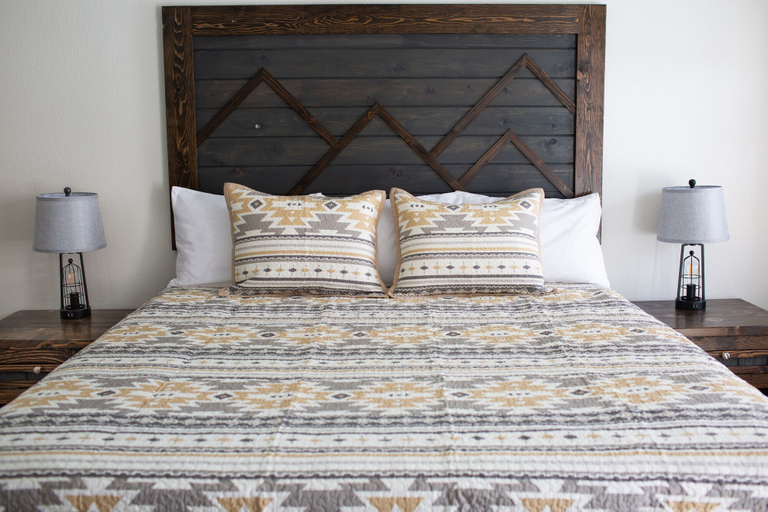 Bedroom 1, Pine Lodge, Carbon