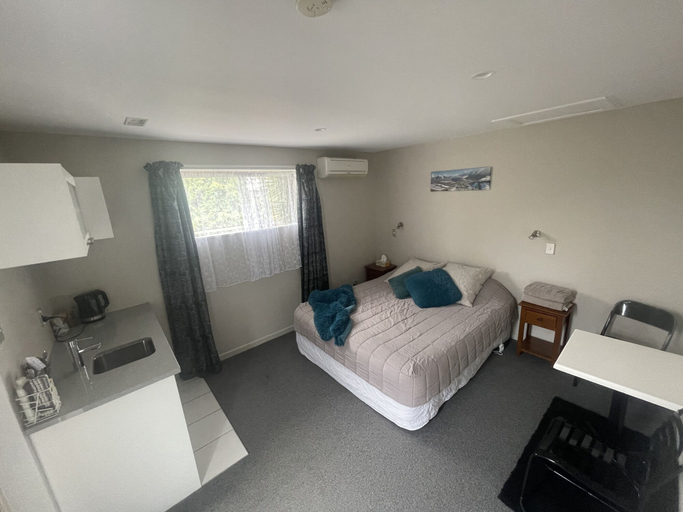 Bedroom 3, Springfield Motel, Selwyn