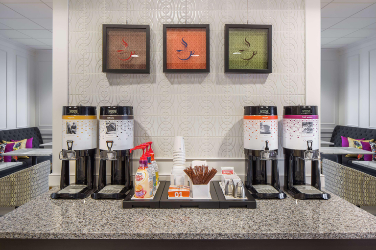 Food & Drinks 5, Hampton Inn & Suites Newport/Cincinnati, Campbell