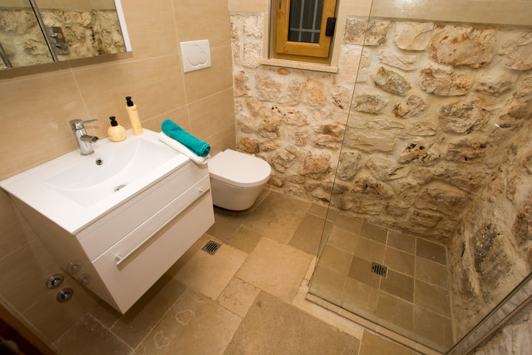 Bathroom 4, Trullo Giglio, Brindisi
