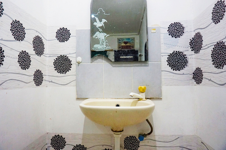 Bathroom, Hotel O Royani Residence, South Jakarta