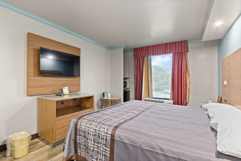 Bedroom 5, Regency Inn Near Boardwalk & Hurlburt Field, Okaloosa