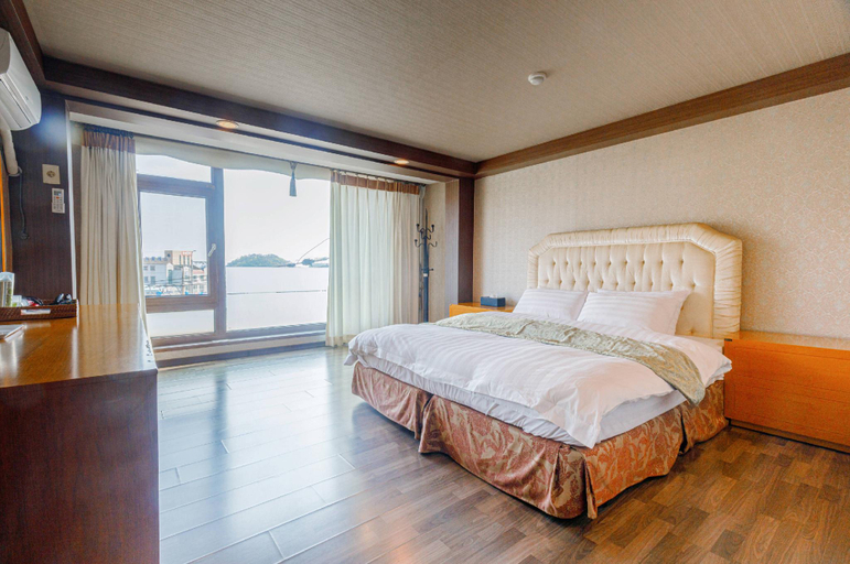 Bedroom 2, Taeahn Beach Resortel, Taean