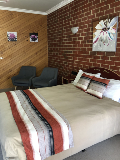 Bedroom 2, The Elms Motor Inn, Tumut